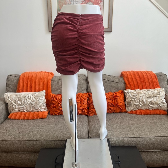 ❣️🆕ZARA Burgundy Corduroy Ruched Front&Side Mini Skirt❣️ - Picture 5 of 9